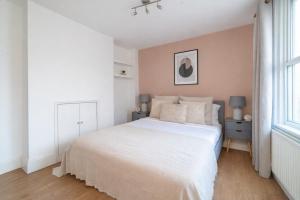 Elegant 2 Bed Apartment by Richmond Park