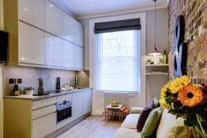 Nice 2 level studio, great location!