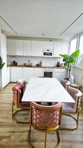 Beautiful new rooftop Loft -15 min to Octoberfest