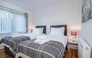 Mercury Holiday Homes - 2 Bedroom Macewen Drive Free Parking