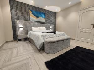 Shiny 3 Rooms Apartment