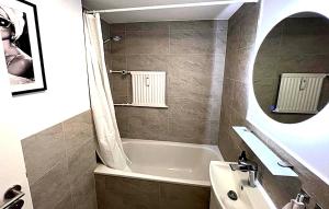 Bright Modern City Stay
