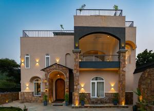 Vaikunth Villa 3-BHK Getaway with Rooftop Pool, Sit-out Area, Jacuzzi, Scenic Lake & Hill Views