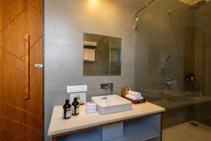 Vaikunth Villa 3-BHK Getaway with Rooftop Pool, Sit-out Area, Jacuzzi, Scenic Lake & Hill Views