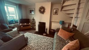 18th Century Thatched Cottage Parking & Garden