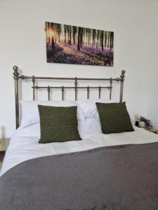 NEWLY Refurbed - Large Studio Apt With Private Parking