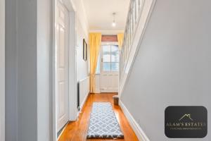 Spacious 4 Bedroom Leeds House - Ideal for Family and Contractors - Free WIFI and Free Parking