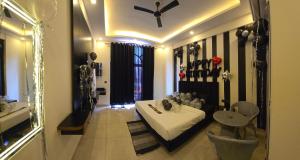 Black and white theme in Lucknow