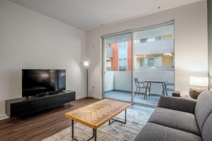 Blueground Downtown rooftop nr Santa Monica Pier LAX-206