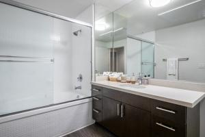 Blueground Downtown rooftop nr Santa Monica Pier LAX-206