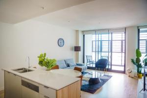 Sydney CBD luxury high level 2 bedroom2 bathroom condo with City view- Pool Gym 4