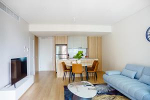 Sydney CBD luxury high level 2 bedroom2 bathroom condo with City view- Pool Gym 4