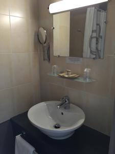 Hotels Logis Hotel Le Manoir & Lounge : photos des chambres