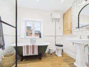 Chester Cottage - Charming cottage with log burner