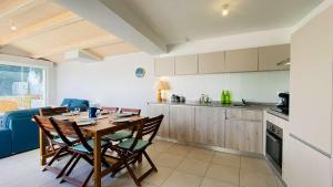 Charmante et récente villa à proximité du centre village