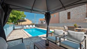 Rustic villa Casa Tessa with outdoor pool in Tar