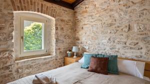 Rustic villa Casa Tessa with outdoor pool in Tar