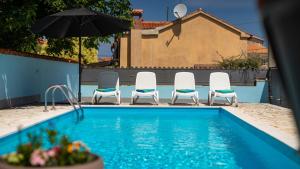 Rustic villa Casa Tessa with outdoor pool in Tar