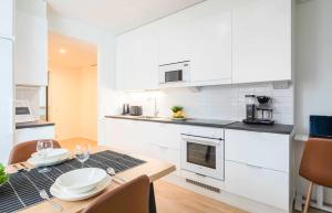 Rahulihomes, Sauna, 2toilets, Best location on Jyväskylä, 65 TV, balcony, Free parking, 6min to City, Paviljonki 1min