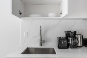 Blueground Garment District washer nr Times Square NYC-2117