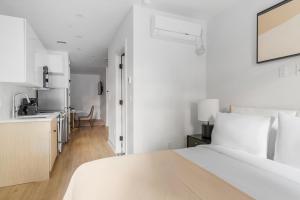 Blueground Garment District washer nr Times Square NYC-2117