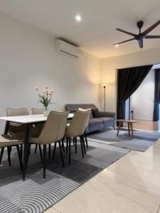 Quill Residence- Minimalist Urban Condo by Azmila