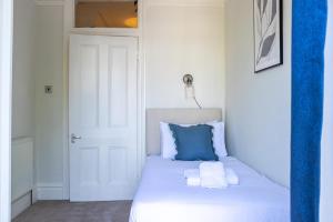 5 Bed Seaside Property with Garden , Parking and Games Room