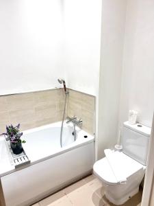 Cosy two bed apartment, Shirley