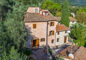 Tuscan Farmhouse sits between Lucca and Pisa hills