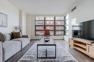 Blueground Ballston pool nr Arlington Cemetery WDC-1227