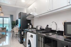 HiGuests - Charming Studio with Lake Views in Business Bay