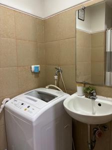 Simple Cozy Home near Airport!