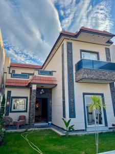 Full villa, not a house, with a swimming pool, 4 luxurious bedrooms