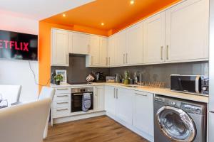 Bright cheery 4 bd apartment by Brighton Station