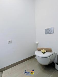 Las Colinas 3BR Poolside Retreat LC7