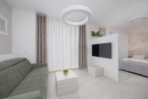 Studio Chmielna Duo in the Centre of Warsaw near Varso Tower with Parking by Noclegi Renters