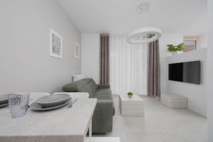 Studio Chmielna Duo in the Centre of Warsaw near Varso Tower with Parking by Noclegi Renters
