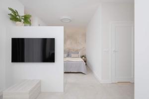 Studio Chmielna Duo in the Centre of Warsaw near Varso Tower with Parking by Noclegi Renters