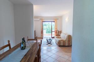 Comfy flat with terrace and pool