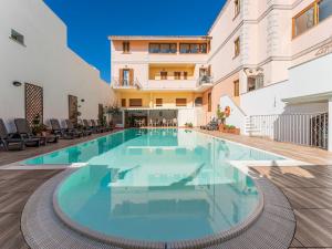 Bright 3 guest apartment with pool