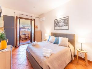 Bright 3 guest apartment with pool