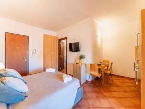 Bright 3 guest apartment with pool