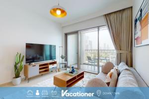 Vacationer Holiday Homes l 1 Bedroom Apartment l Close to Burj Khalifa l Pool Access & Free Wi-Fi