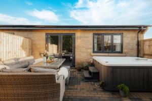 New Market - Modern Stay in Cotswolds with Hot Tub