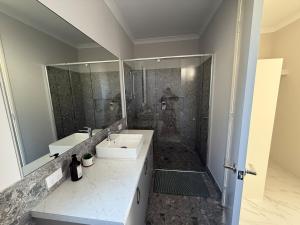 Wellard Nest- Perth- Newly built house, walk to the shops and train station