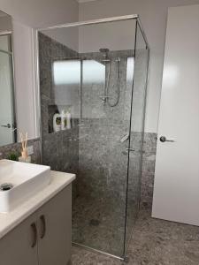 Wellard Nest- Perth- Newly built house, walk to the shops and train station