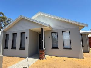 Wellard Nest- Perth- Newly built house, walk to the shops and train station