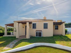 Spacious flat with pool img13