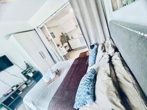 Cozy Condos at Azure Urban Resort