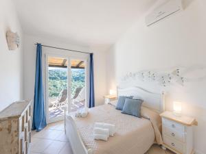 Complex with pool and sea view